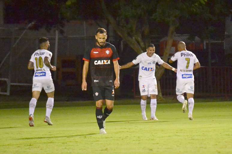 Jogadores do Santos comemoram gol durante a partida entre Vitória e Santos