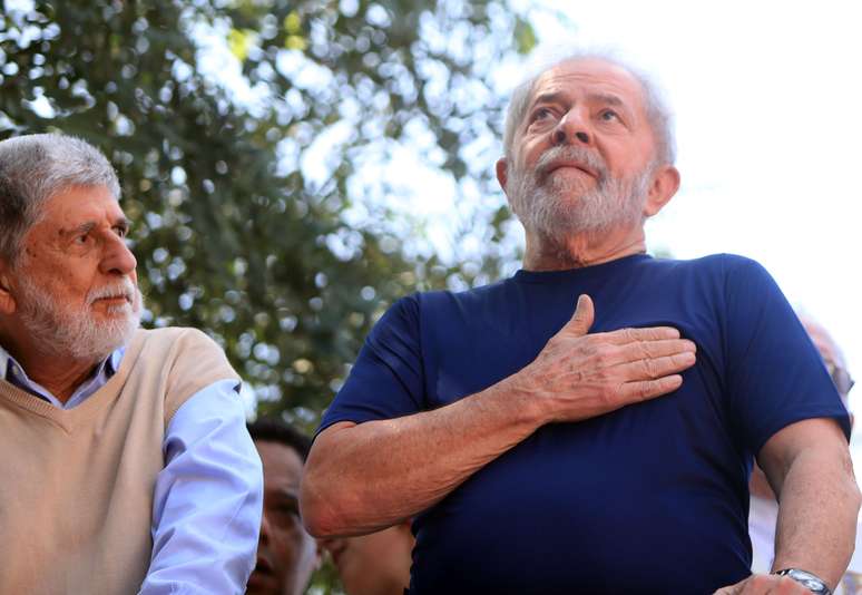 O ex-presidente Luiz Inácio Lula da Silva, ao lado do ex-ministro Celso Amorim, durante missa em memória à ex-primeira-dama Marisa Letícia 