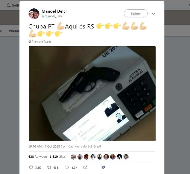 Usu&aacute;rio publicou foto de rev&oacute;lver em cima da urna; circula tamb&eacute;m um v&iacute;deo de uma pessoa usando o cano de um rev&oacute;lver para digitar o n&uacute;mero "17", de Bolsonaro, na urna