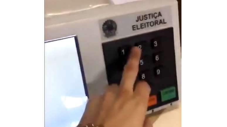 'Fraude' em urna é imagem falsa, afirma TSE, que fez vídeo para rebater imagens