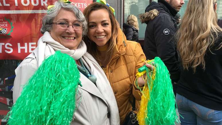 As amigas Marcia McVeigh (à esq.) e Magda Leech se vestiram com as cores do Brasil e viajaram do interior para Londres para votar