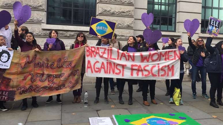Brasileiras integrantes do movimento EleNão protestam contra Jair Bolsonaro em Londres; grupo foi chamado de 'feminazi' por simpatizantes do candidato do PSL