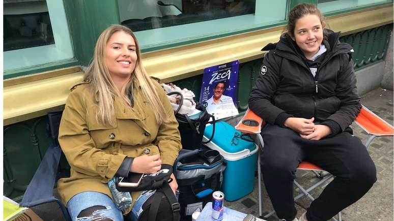 Nicole Lilbrenz (à esq.) e Lara Lima vendera mais de 2 mil salgadinhos para os brasileiros que foram votar em Londres