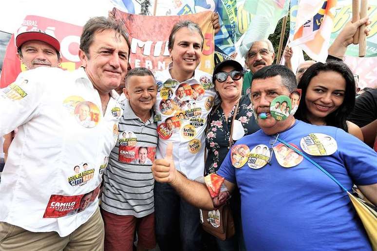 Apoio. O governador Camilo Santana (no centro) reuniu 16 partidos em sua coligação e isolou o candidato tucano no Estado.