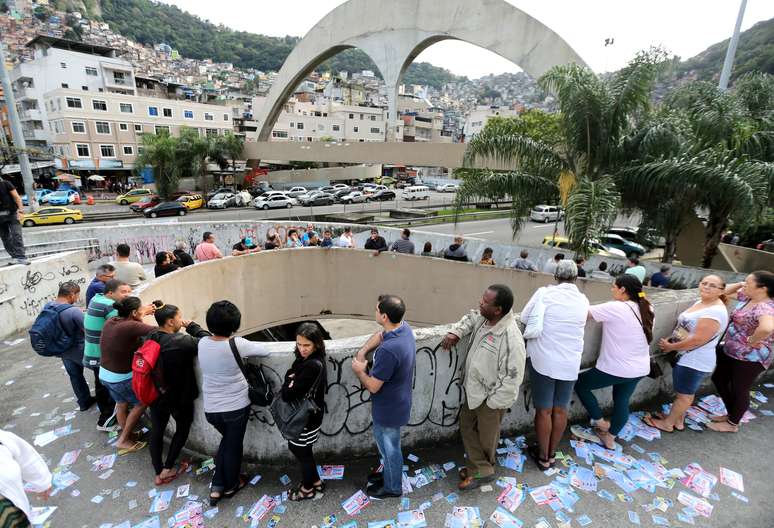 Eleitores fazem fila para votar em seção eleitoral na Rocinha, no Rio de Janeiro