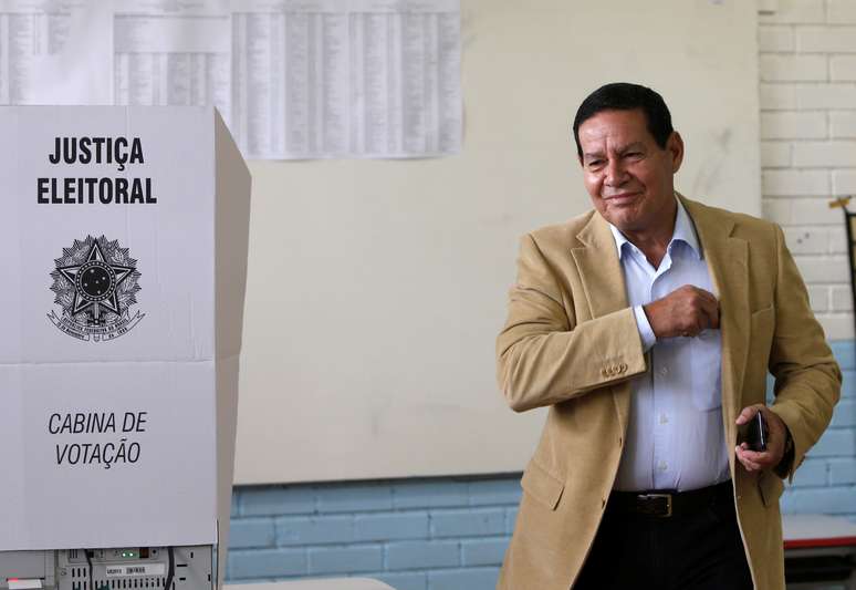 Hamilton Mourão vota em Brasília 07/10/2018 REUTERS/Adriano Machado
