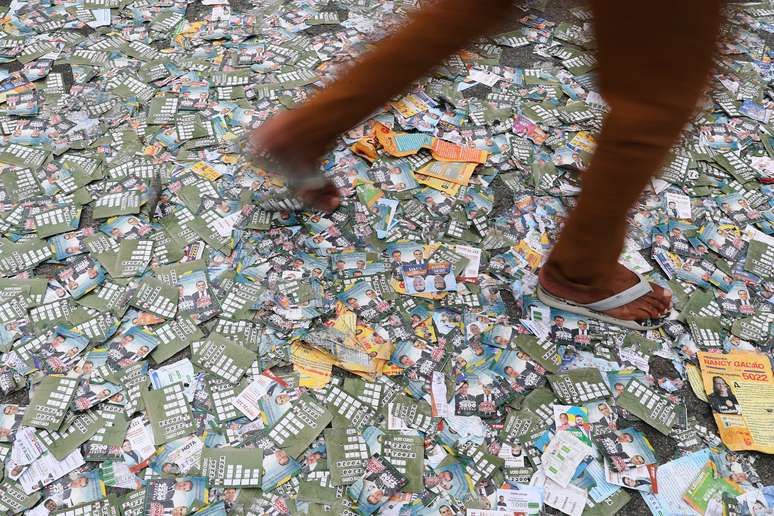 Pessoa pisa em santinhos no dia do primeiro turno em São Paulo, Brasil
07/10/2018
REUTERS/Paulo Whitaker