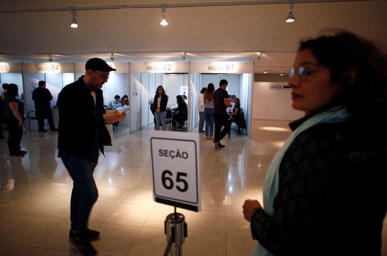 Eleitores votam na Embaixada brasileira na Argentina