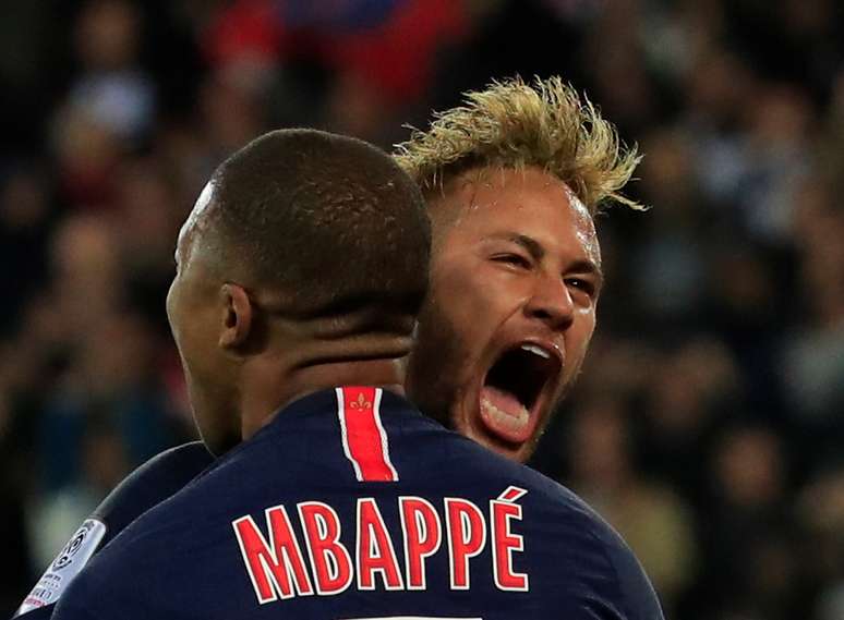 Neymar corre para comemorar seu gol