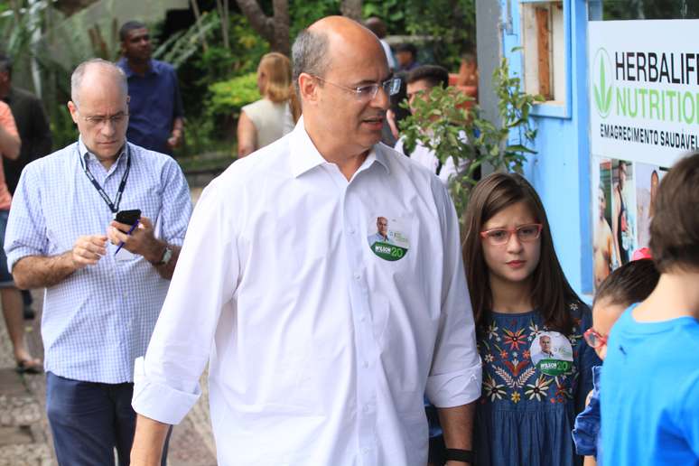 Candidato ao governo do Rio pelo PSC, Wilson Witzel vota no bairro do Grajaú, no Rio de Janeiro (RJ), na manhã deste domingo (7)