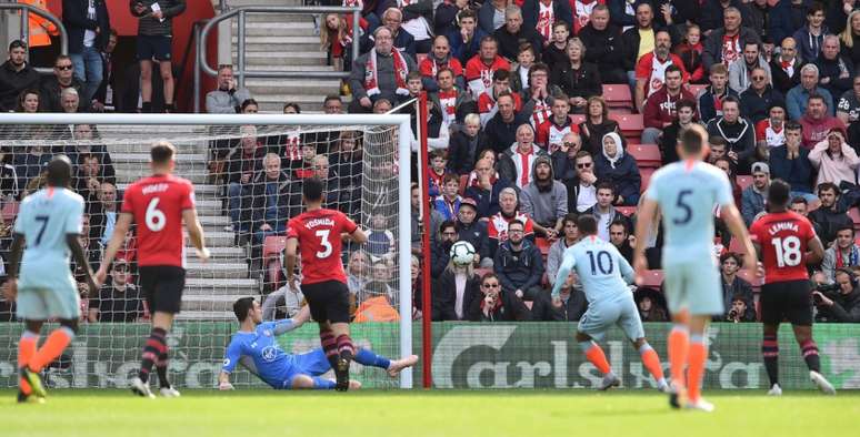 Hazard marcou o primeiro gol do Chelsea na partida e é o artilheiro isolado da Premier League (Reprodução/Chelsea)