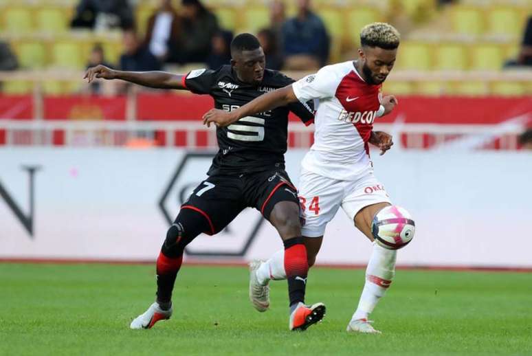 Rennes foi até Monaco e bateu os anfitriões por 2 a 1 (Foto: VALERY HACHE/AFP)