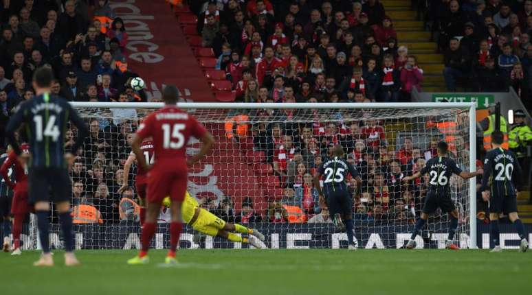 Mahrez jogou longe a chance da vitória (Foto: PAUL ELLIS / AFP)