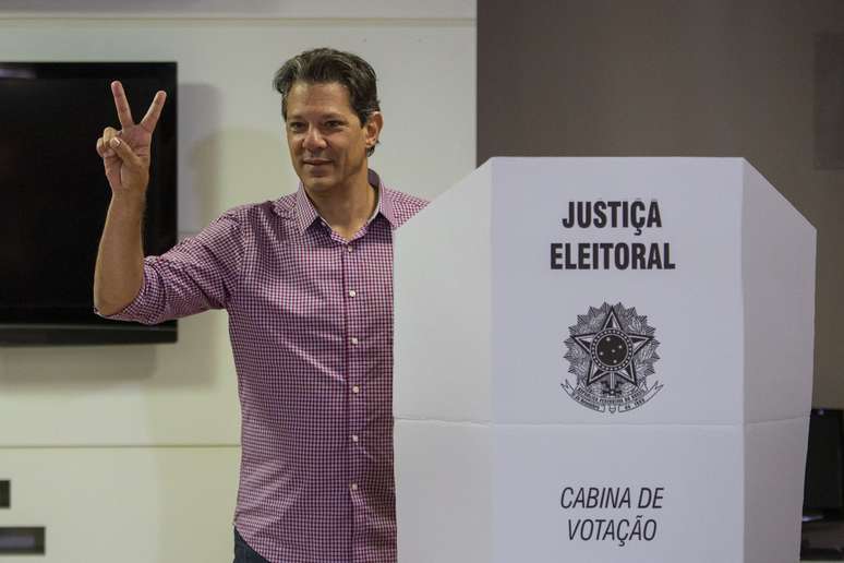 Fernando Haddad (PT) vota em São Paulo