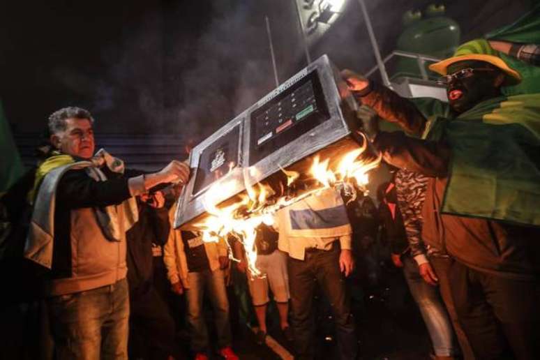 Eleitores de Bolsonaro queimam "urna eletrônica" em São Paulo