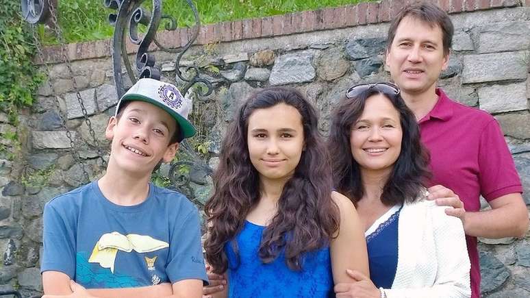 Natasha em foto com sua fam&iacute;lia; apesar de ter recebido doses de epinefrina, ela teve parada cardiorrespirat&oacute;ria ap&oacute;s rea&ccedil;&atilde;o al&eacute;rgica