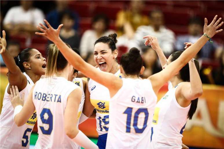 Atletas da seleção feminina de vôlei comemoram ponto em vitória no Mundial de 2018