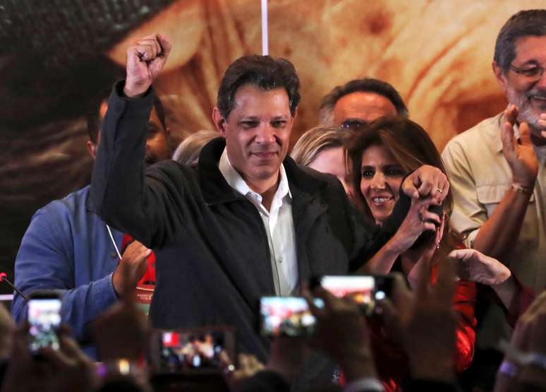 Fernando Haddad, candidato do Partido dos Trabalhadores (PT), comemora 2º turno com apoiadores em São Paulo
07/10/2018 REUTERS/Paulo Whitaker