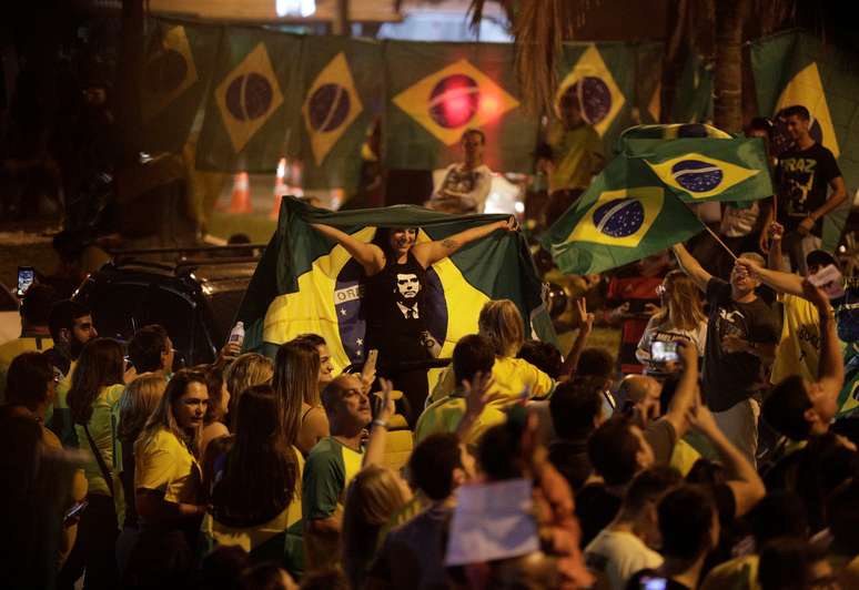 Apoiadores de Jair Bolsonaro comemoram no Rio de Janeiro
 7/10/2018    REUTERS/Ricardo Moraes