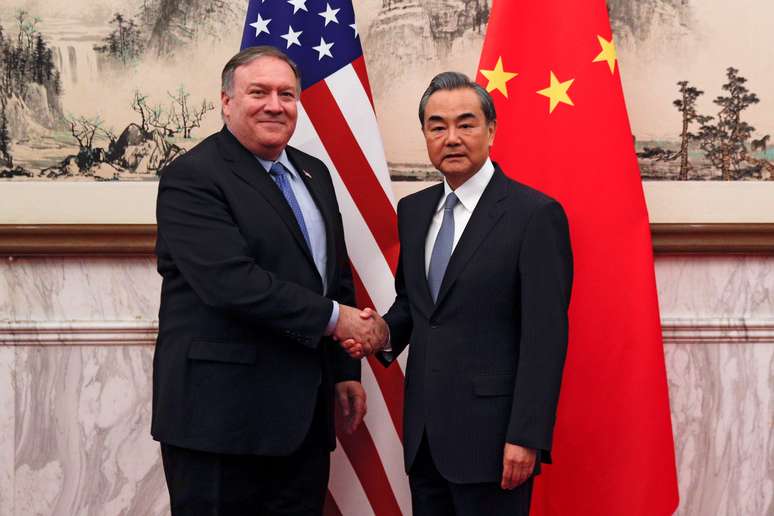 Secretário de Estado dos EUA, Mike Pompeo, e ministro de Relações Exteriores da China, Wang Li 08/10/2018 Andy Wong/Pool via Reuters