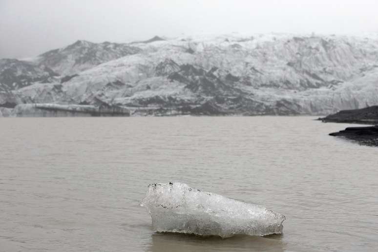 Cubo de gelo flutuando em frente à geleira Solheimajokull, na Islândia 16/10/2015 REUTERS/Thibault Camus