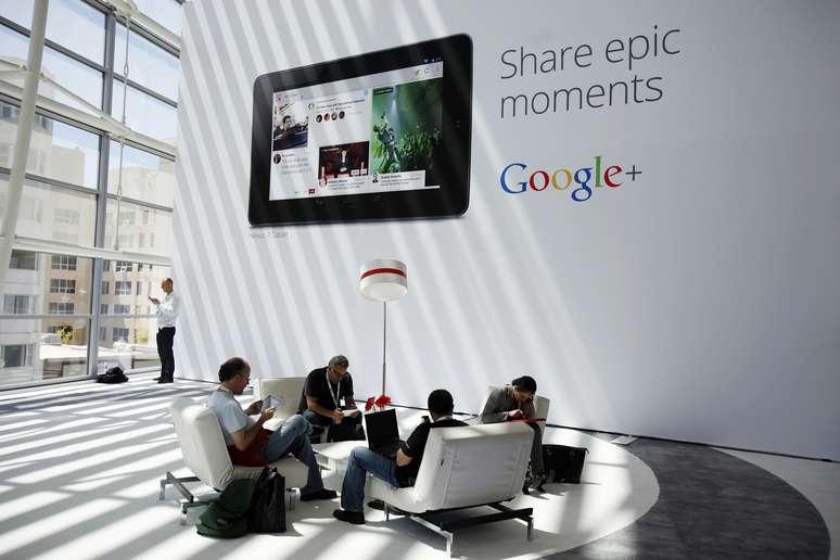 Pessoas sentadas em frente a anúncio do Google+ durante evento da empresa em São Francisco, Estados Unidos
28/06/2012 REUTERS/Stephen Lam