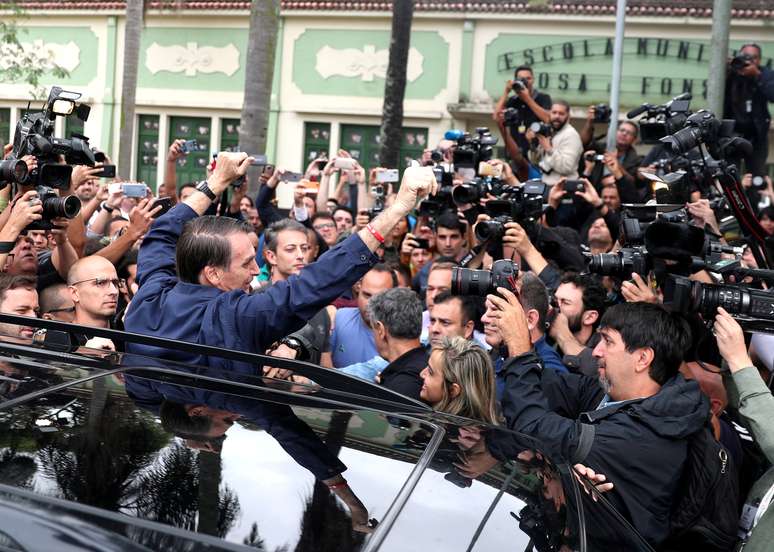 Bolsonaro acena para apoiadores no Rio de Janeiro após vitória