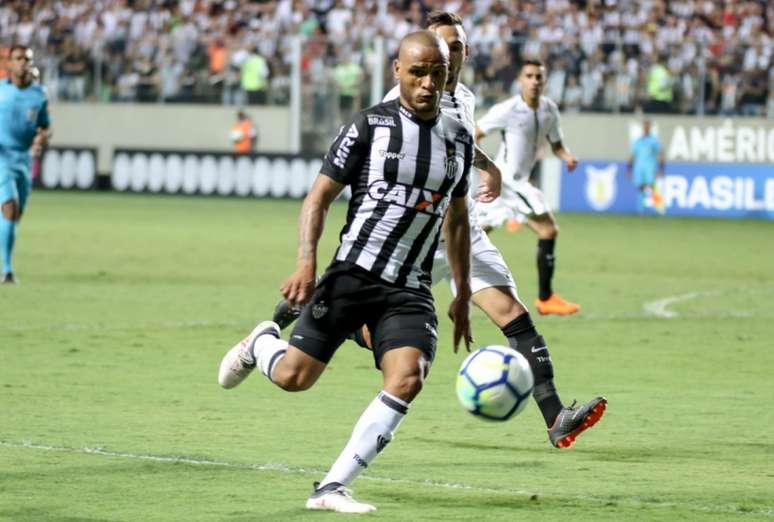 Com Thiago Larghi, Patric reassumiu a condição de titular da ala direita do Atlético-MG (Foto: Bruno Cantini)