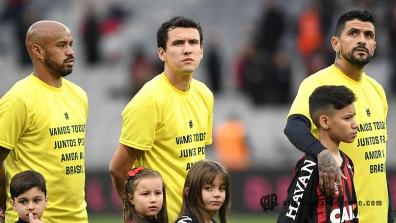 Jogadores perfilados durante hino nacional com a camisa amarela do confronto (Foto: Reprodução/Twitter)