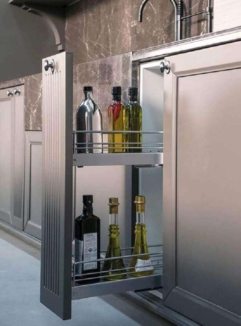 21. Alguns modelos de armário de cozinha planejado já vem com espaço para guardar temperos – Foto: Pinterest
