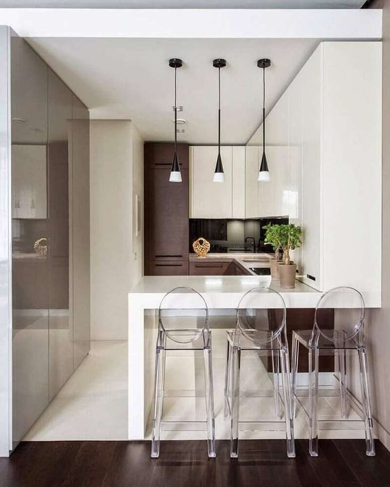 24. Decora&ccedil;&atilde;o moderna com arm&aacute;rio planejado para cozinha pequena com banquetas de acr&iacute;lico transparente e pendentes modernos &ndash; Foto: DesignMyHome