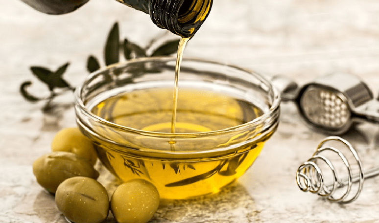 7. Tempere com AZEITE de oliva e vinagre. O azeite de oliva extravirgem é fonte de ácidos graxos monoinsaturados, que evitam o acúmulo de gorduras ruins nos tecidos. O vinagre contém ácido acético, que aumenta a velocidade com que o corpo queime gordura. 