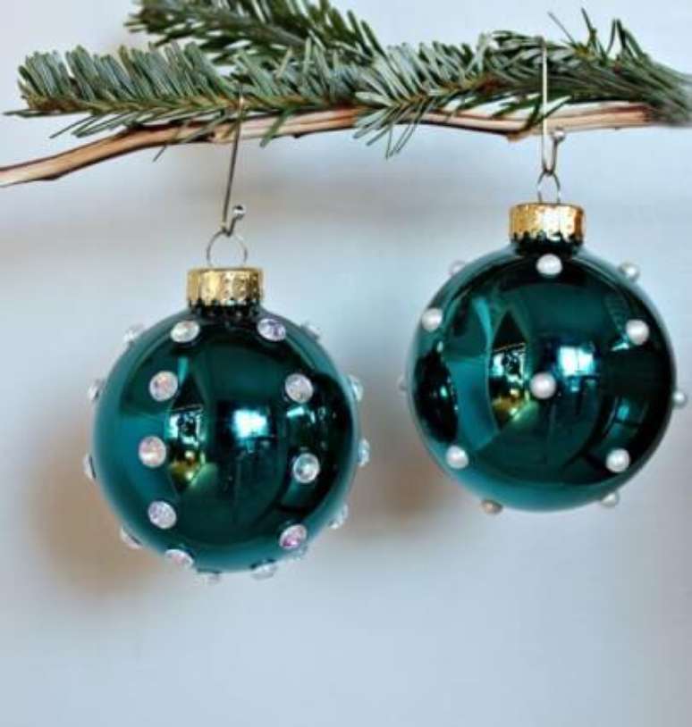 33. Bolas de natal azuis com meia pérolas