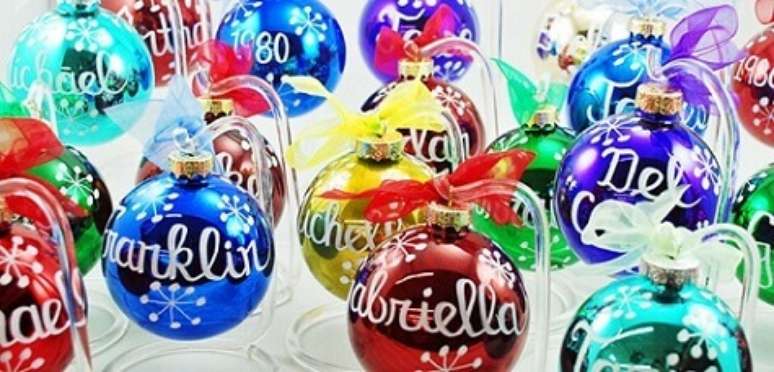 68. Bolas de natal coloridas com nomes pintados à mão. Foto de Ornament Shop