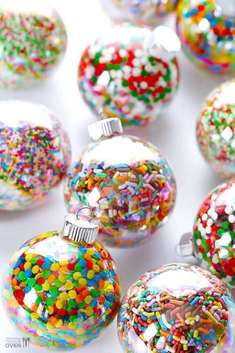 14. Decora&ccedil;&atilde;o com bolas de natal coloridas deixa o ambiente mais alegre