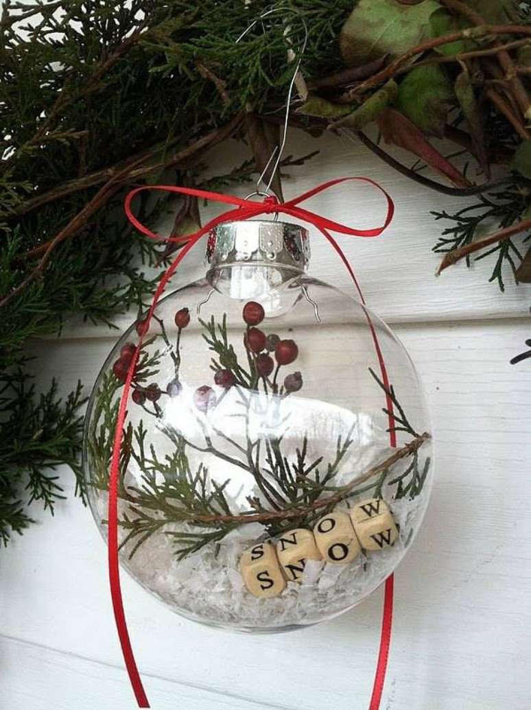 20. Bola de natal transparente com decoração de plantas