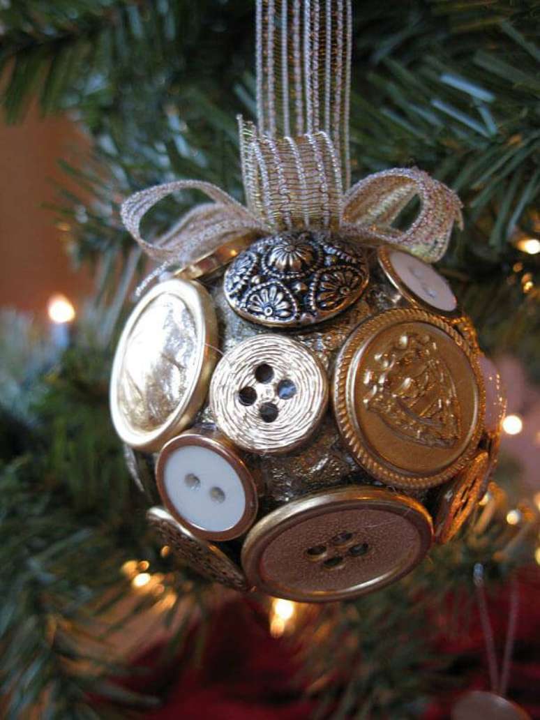 25. Bola natalina decorada com botões, um charme na decoração da árvore