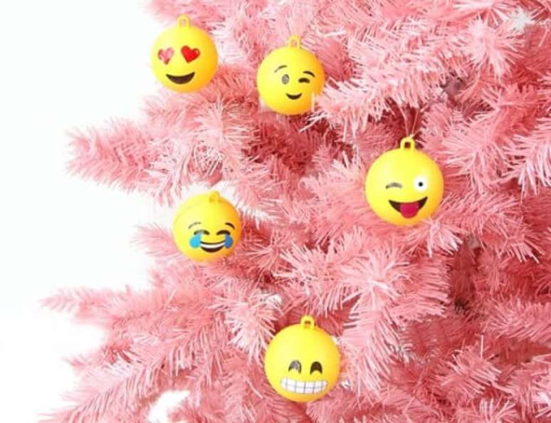 63. Bolas de natal de emojis em árvore cor de rosa. Foto de Simplichique