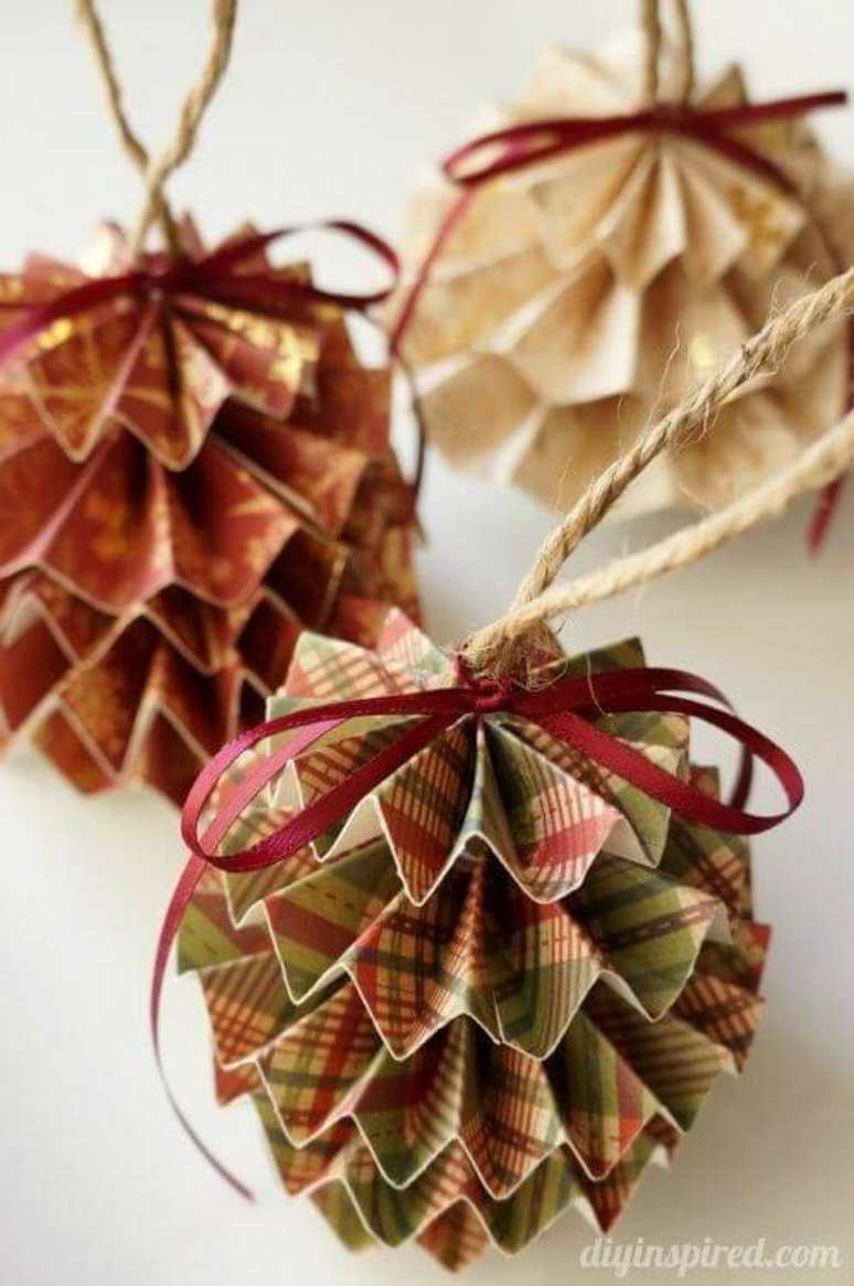 44. Bolas de natal artesanais de papel e sisal