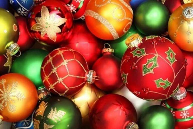 67. Bolas de natal em cores clássicas do natal. Foto de WNMU