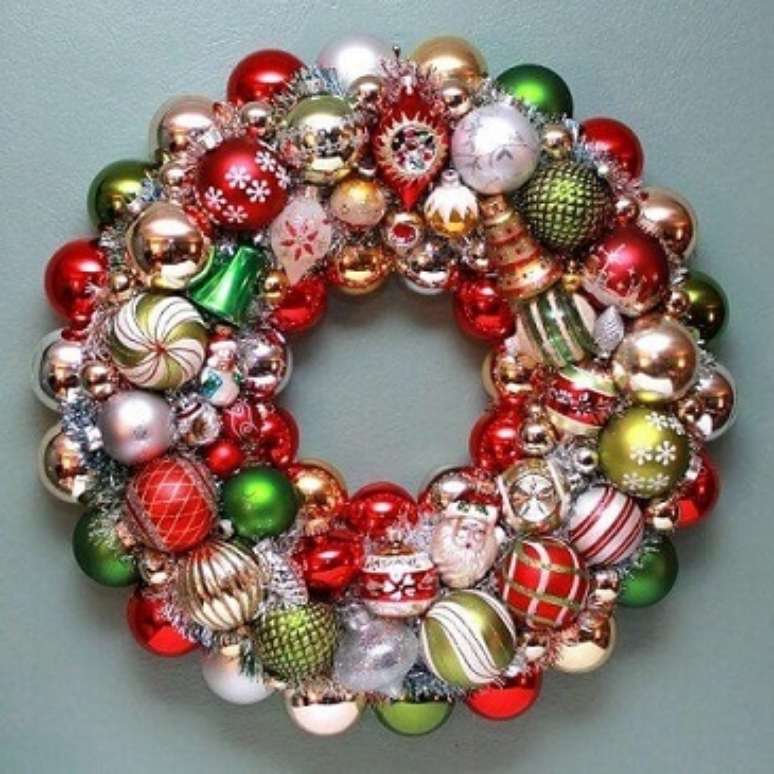 55. Guirlanda com bolas de natal em cores clássicas da época. Foto de Happy Holidays Blog