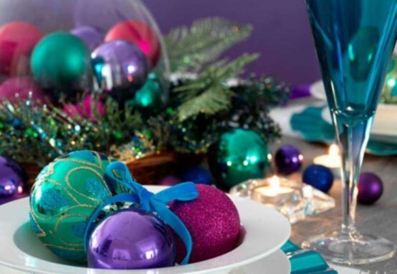 54. Bolas de natal em tons de verde e roxo. Foto de DigsDigs