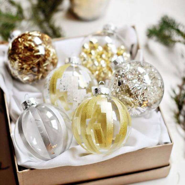 23. Suas bolas natalinas podem ser decoradas com fitas prateadas, douradas ou acobreadas