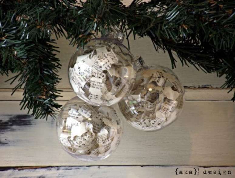 57. Bolas de natal transparentes com retalhos de partituras. Foto de Homemade Lively