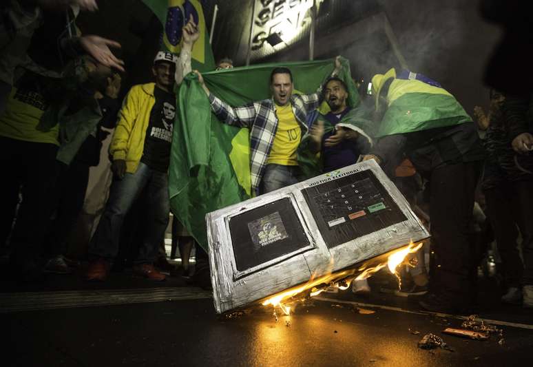 Apoiadores de Bolsonaro queimam urna de mentira na Avenida Paulista, em São Paulo