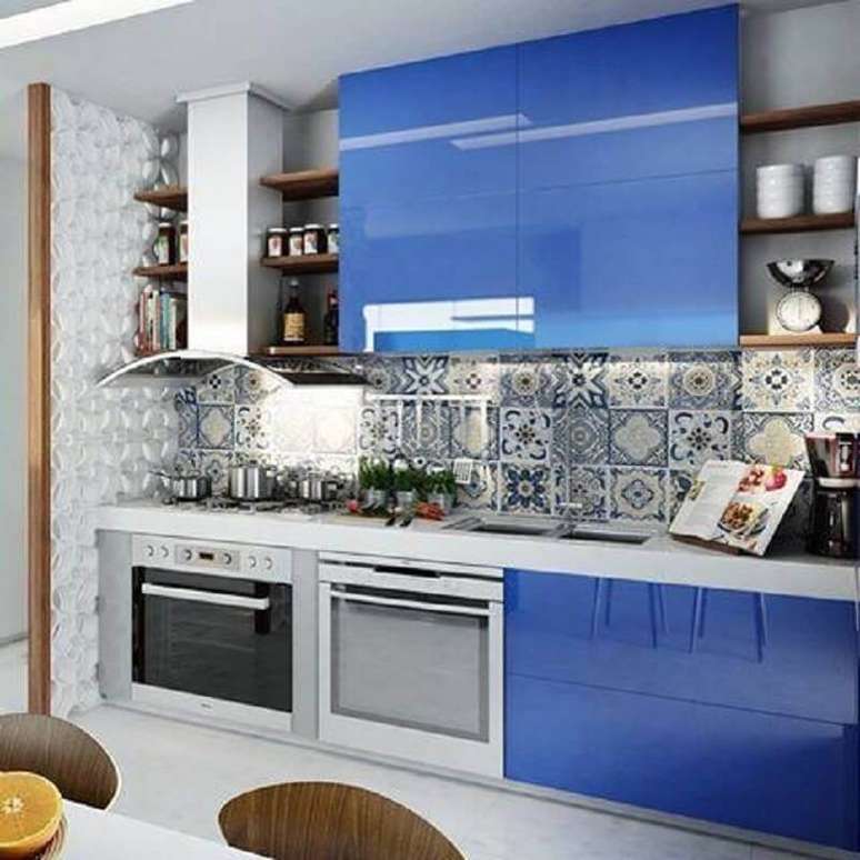 25. As cores de armário de cozinha planejado podem mudar todo o visual do ambiente – Foto: Michele Luedy Arquitetura