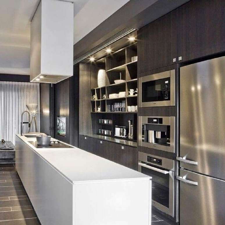 39. O inox deixa a cozinha com armários planejados ainda mais moderna – Foto: Hildebrand Silva Arquitetura