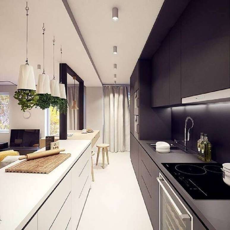 41. Na cozinha decorada com arm&aacute;rio de cozinha planejado preto &eacute; muito importante investir em uma boa ilumina&ccedil;&atilde;o &ndash; Foto: Plasterlina