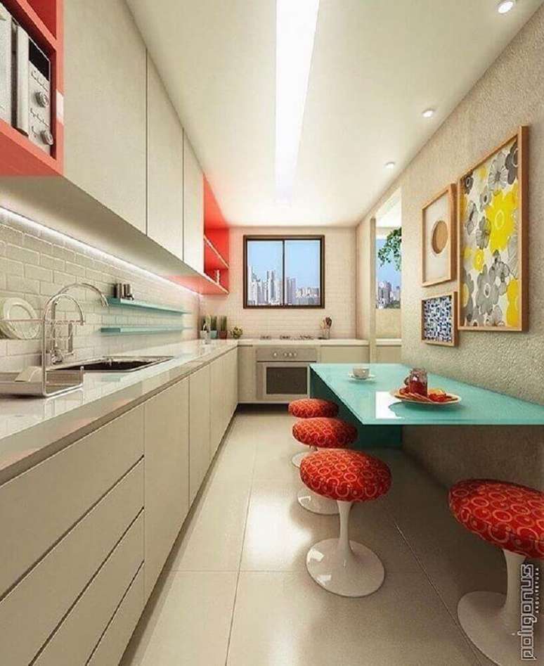 46. Cozinha pequena decorada com armário de cozinha planejado branco e mesa azul – Foto: Poligonus Arquitetura
