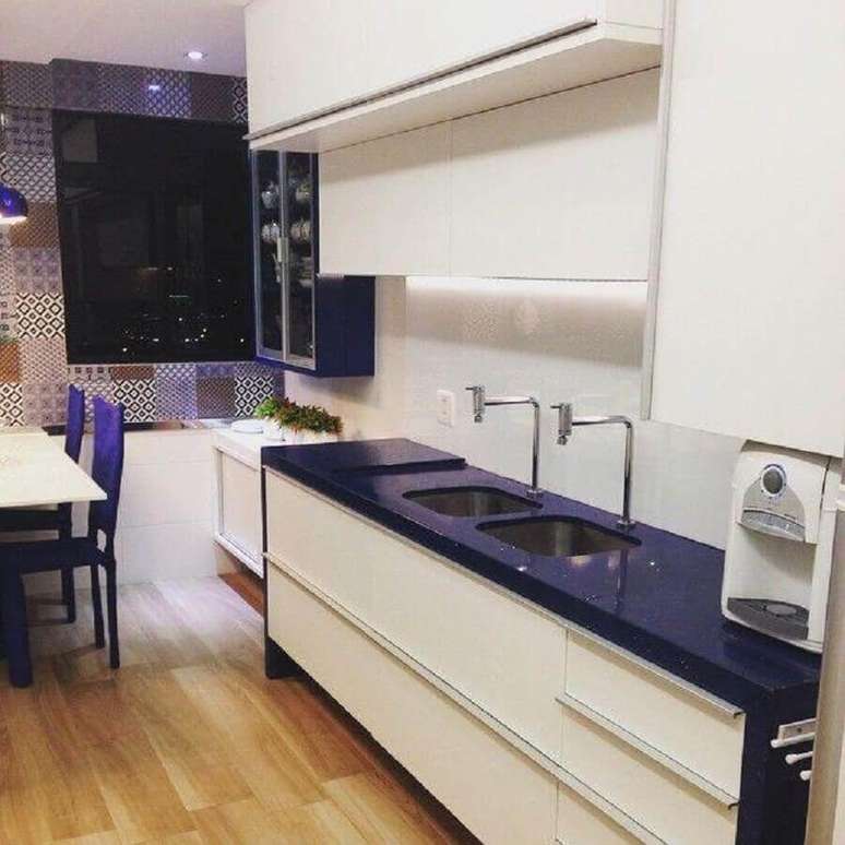 47. Cozinha simples decorada com arm&aacute;rio de cozinha planejado branco com bancada azul &ndash; Foto: Larissa Vinagre Arquitetura e Interiores